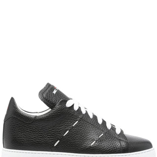 Sneakers with seams