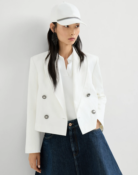 Clean lines and effortless balance. A white jacket by Brunello Cucinelli, defined by precise tailoring, soft structure, and everyday ease.