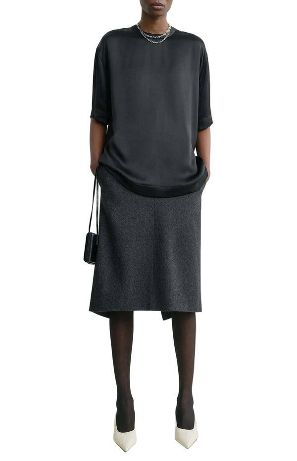 Load image into Gallery viewer, Top satin tee in black