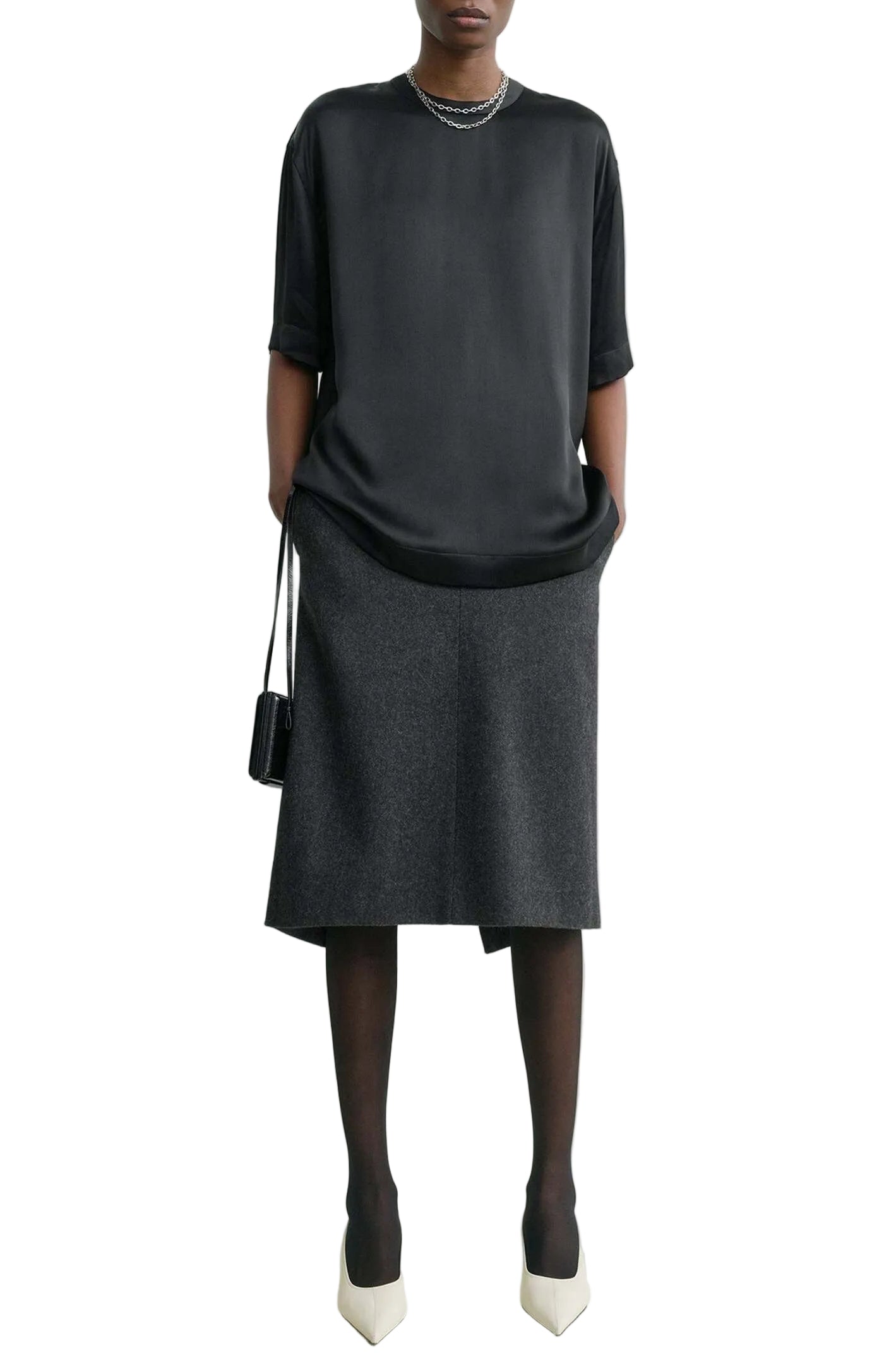 Load image into Gallery viewer, Top satin tee in black